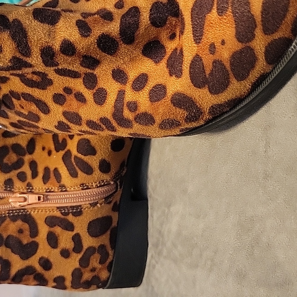 BOOTS SIZE 8